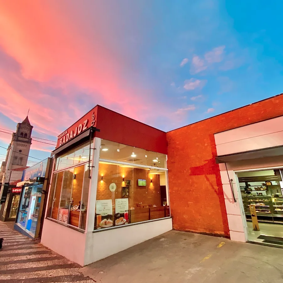 Fachada da Padaria Badajoz ao entardecer, no Centro de Bragança Paulista