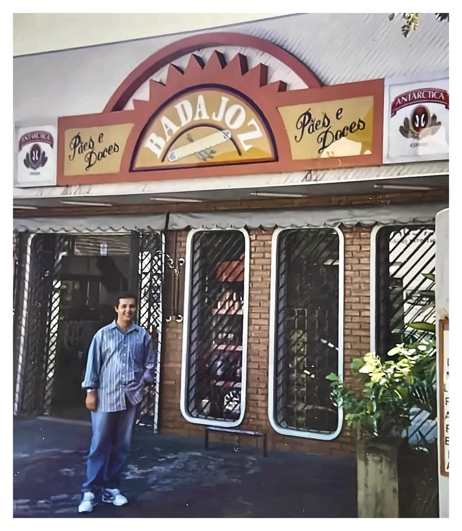 Marcos Leme Suarez, fundador da Badajoz, em frente à fachada original com o letreiro pintado à mão